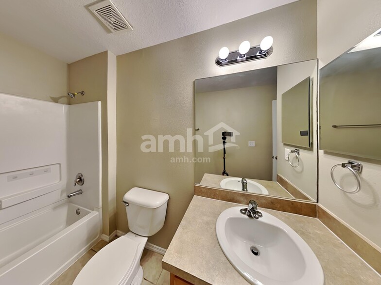 Building Photo - 30915 Sonnet Glen Dr