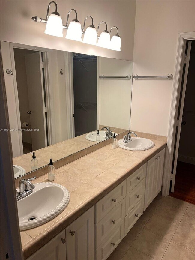 Building Photo - 7652 Pinewalk Dr S