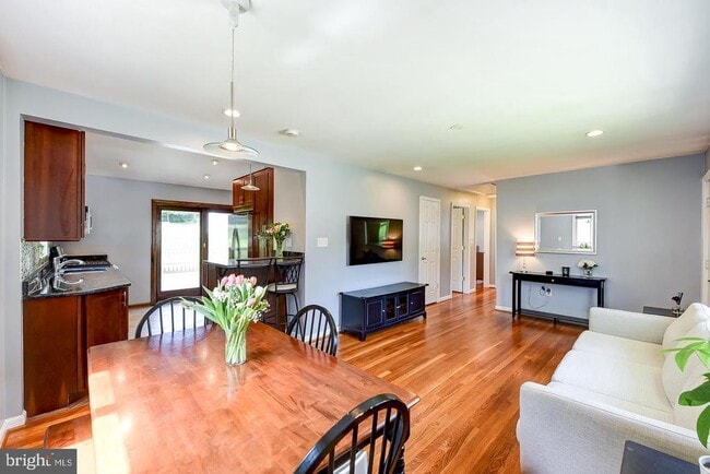 Building Photo - 6429 Maplewood Dr