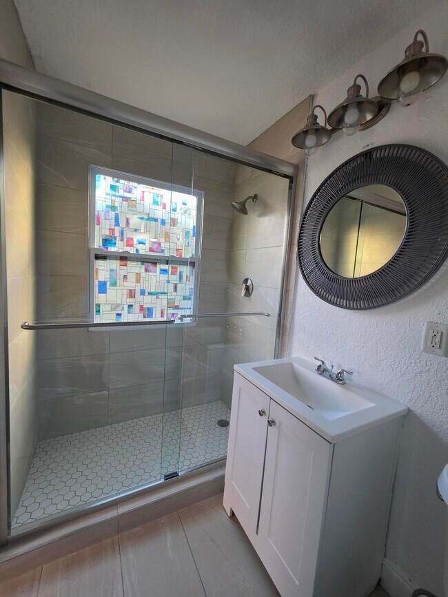 Building Photo - 803 Selkirk St