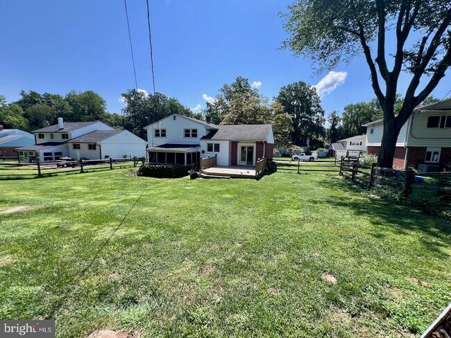 Building Photo - 2208 Jamaica Dr