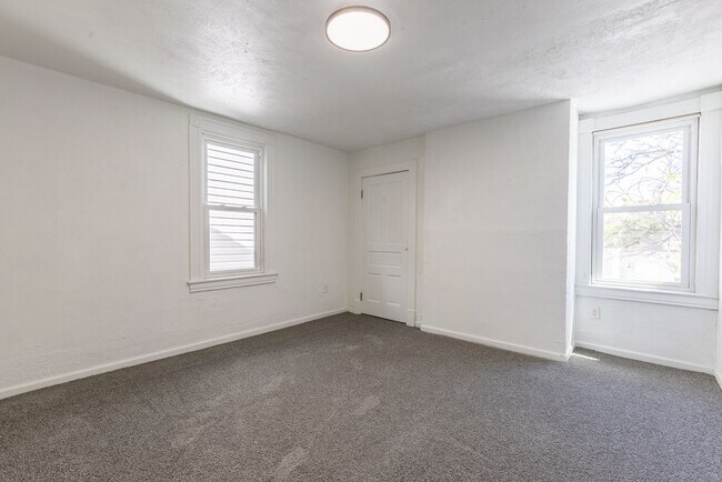 Building Photo - AVAILABLE OCTOBER 15th - Quirky 3+ Bedroom...