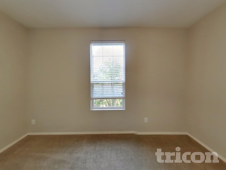 Building Photo - 115 Abelia Dr