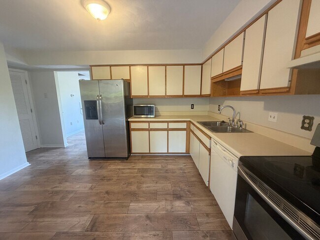 Building Photo - Salem duplex/townhouse
