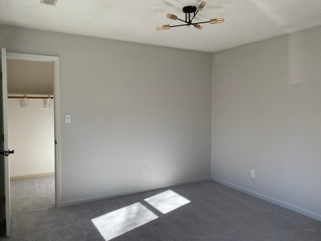 Building Photo - 118 W Skyhawk Dr