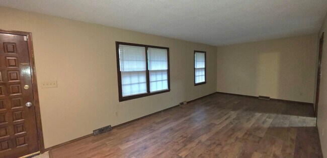 Building Photo - 4 Bedroom 2 Bathroom home in Willard Schools with a Huge Fenced Yard for $1,695!