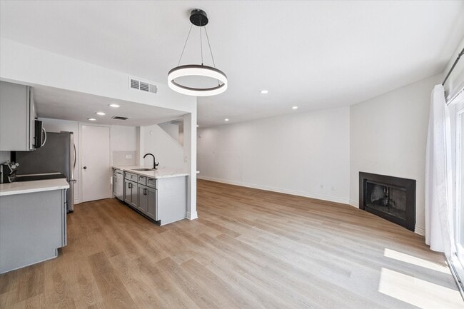 Building Photo - 927 Memorial Village Dr