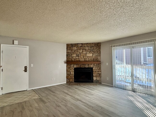 Building Photo - Charming 3-Bedroom Condo with Modern Updat...