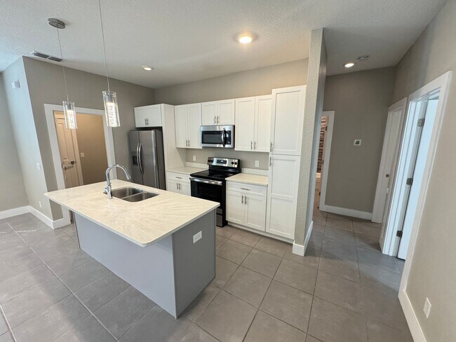 Building Photo - Spacious 4-Bedroom Home in Poinciana – Internet Included & No HOA Approval Required