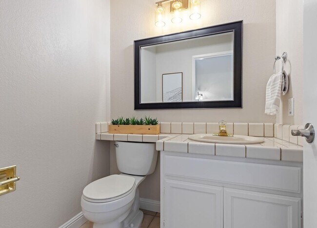 Building Photo - Updated Townhome in Sought After Walnut Cr...