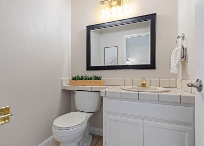 Building Photo - Updated Townhome in Sought After Walnut Creek Community ! Close To Restaurants & Shops !