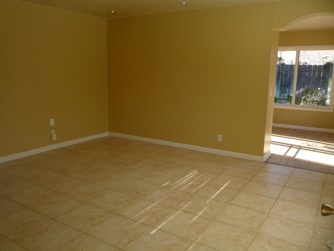 Building Photo - Mira Mesa three bedroom home with yard!