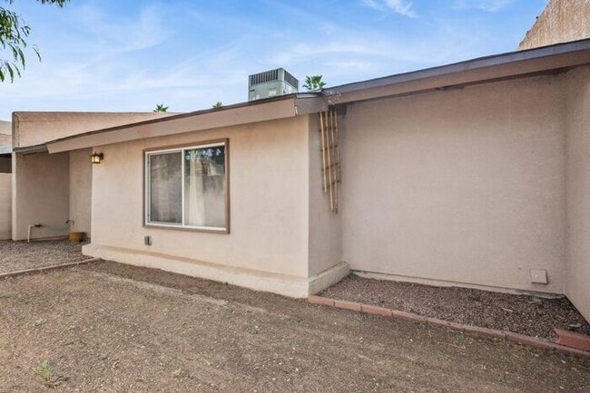 Building Photo - Cozy 2-bedroom, 1.5-bath townhome