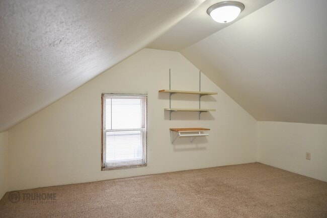 Building Photo - Large 6 Bedroom Home for Rent! Great Location on University!