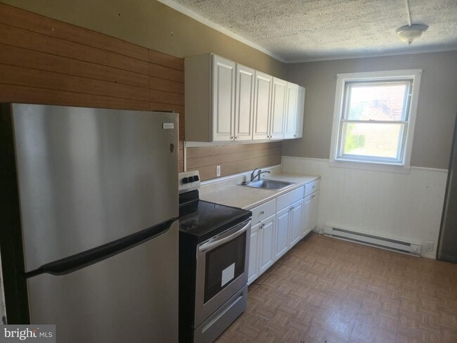 Building Photo - 4584 G St