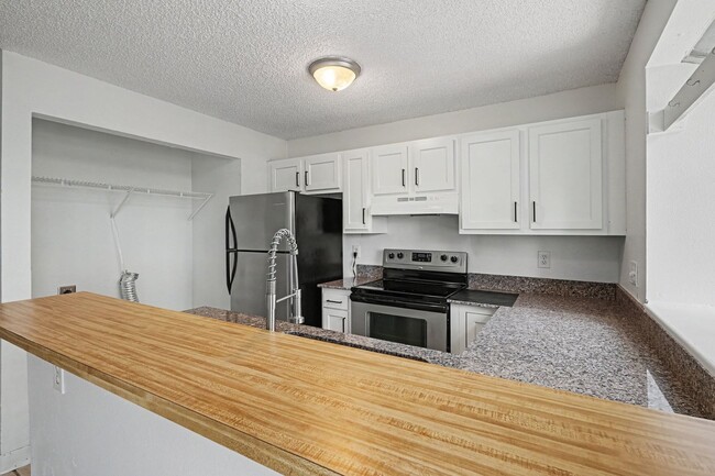 Building Photo - Updated 2 Bedroom, 2 Bathroom Townhome – Move-In Ready!