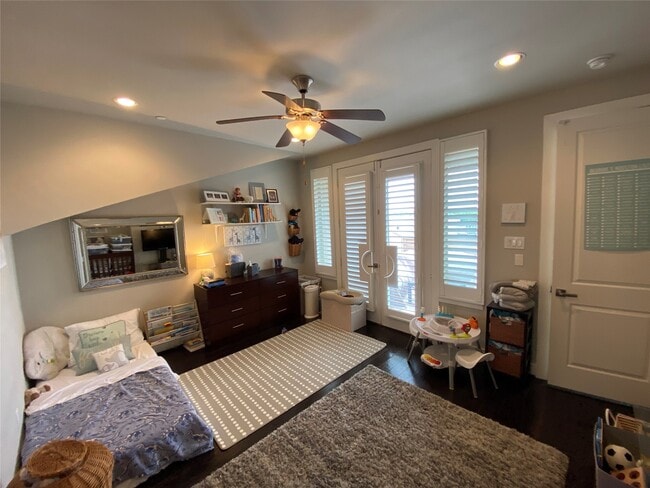 Building Photo - 115 E 2nd St