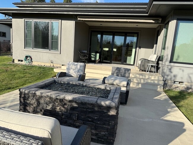 Building Photo - Beautiful and Spacious 3 Bed/2.5 Bath Home on 0.46 Acre Lot in SE Bend