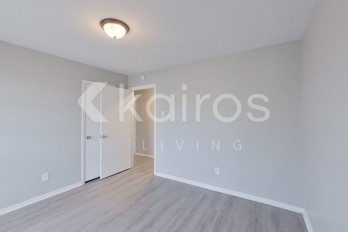 Building Photo - 350 E Davis Cir