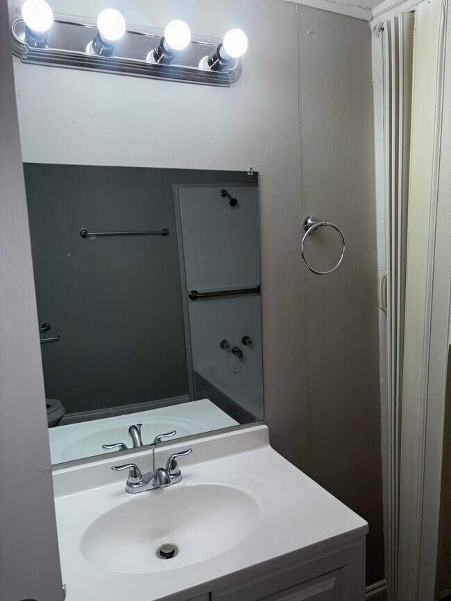 Building Photo - 554 Lynmore Ave