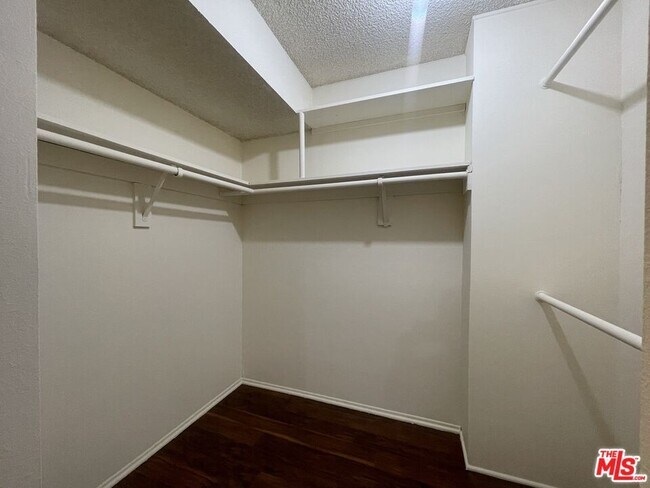 Building Photo - 5330 Zelzah Ave