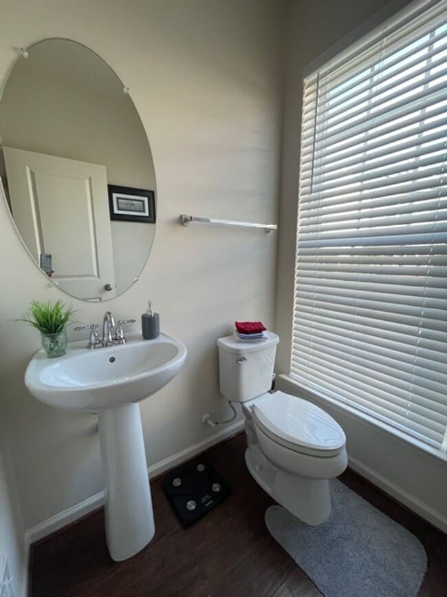 Building Photo - LOVELY WELL MAINTAINED TH IN GALLERY PARK
