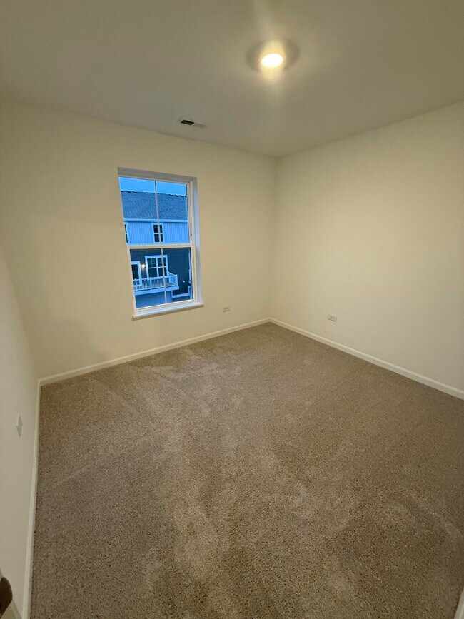 Building Photo - 14940 Dyer Ln