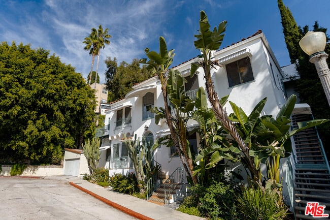 Building Photo - 2166 Beachwood Terrace
