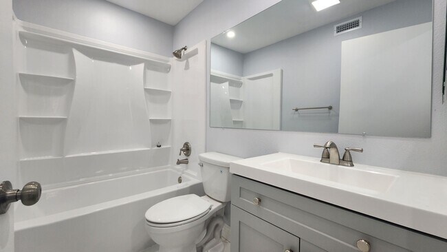 Building Photo - 2047 Lakeridge Cir
