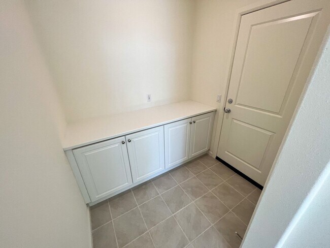 Building Photo - 5 Bedroom home with FULL MOTHER IN LAW SUI...