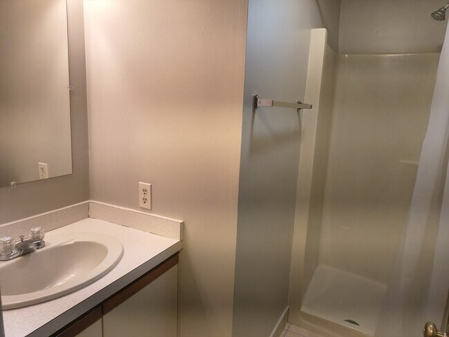 Building Photo - 16 Hundred Oaks Ln