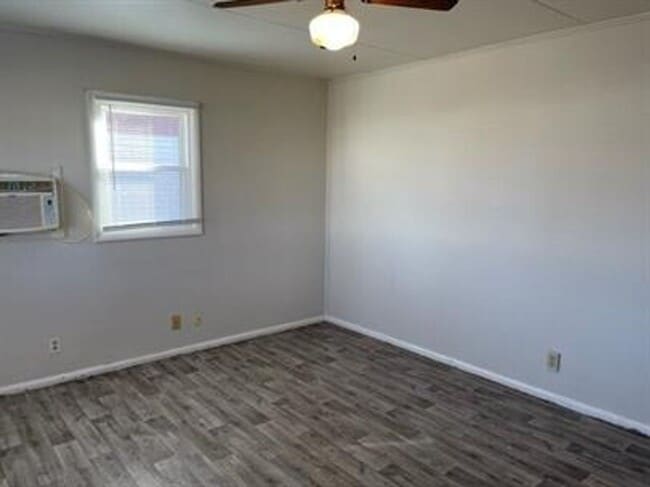 Building Photo - 1104 Eastview Dr