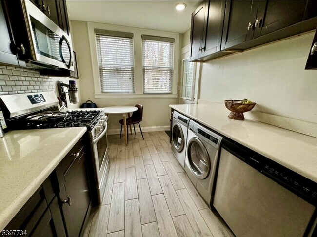 Building Photo - 10 Willowdale Ave