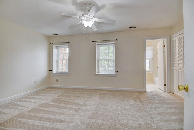 Building Photo - DOWNTOWN NORFOLK TOWNHOUSE