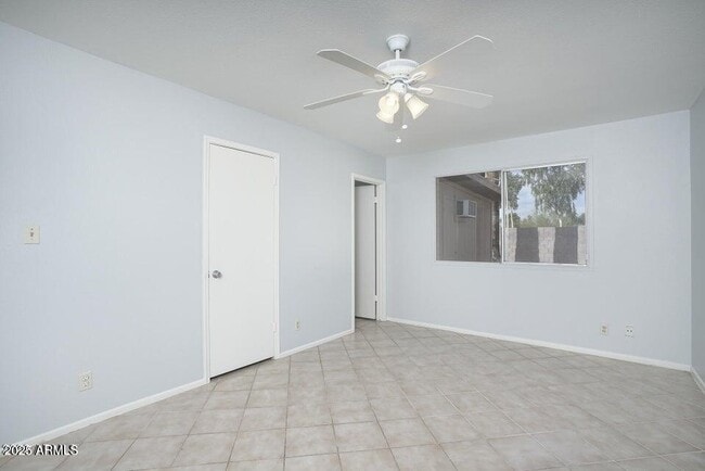 Building Photo - 2806 S Cottonwood Dr