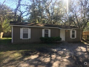 Building Photo - *NEWLY RENOVATED* House Available