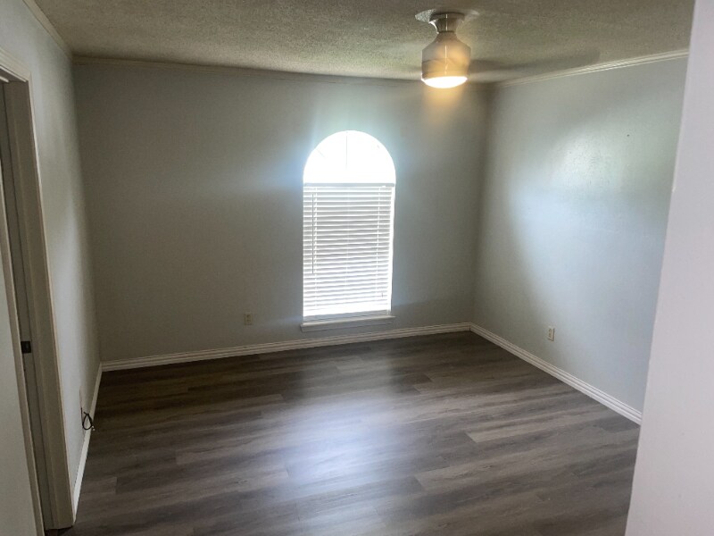 Building Photo - 409 S Holiday Dr