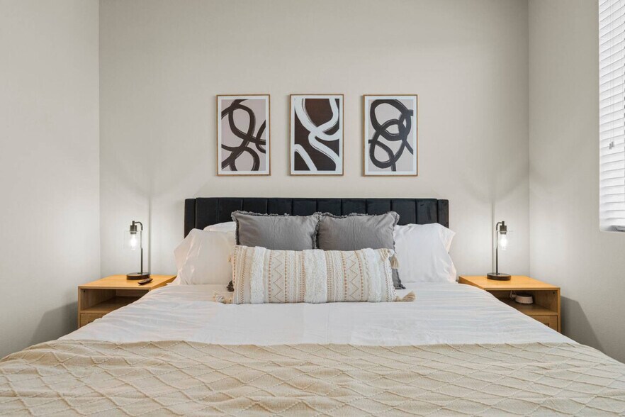 Building Photo - 711 W Broadway Rd