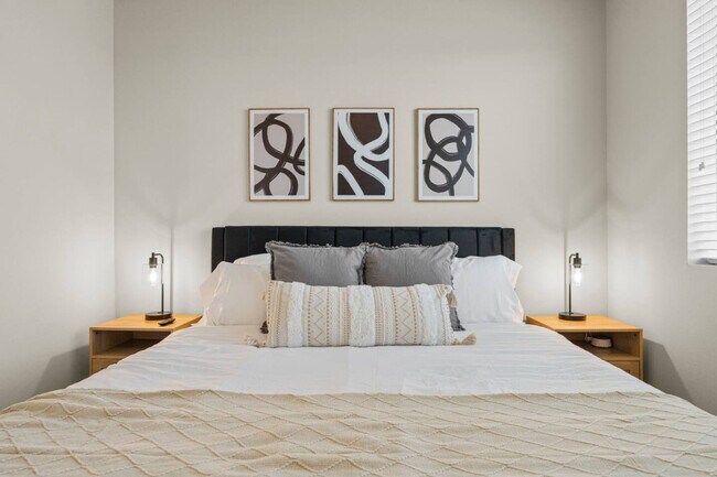 Building Photo - 711 W Broadway Rd