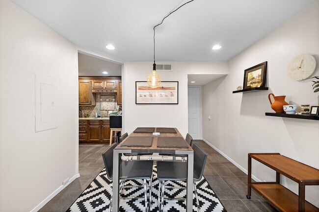 Building Photo - 3018 Baldwin St