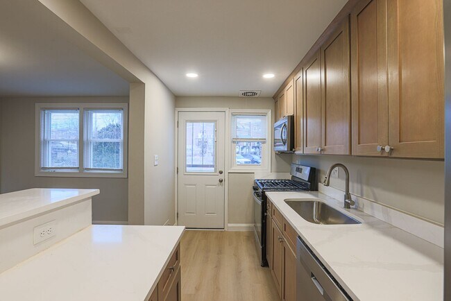 Building Photo - RENOVATED PARKVILLE TOWNHOME 3BR 1.5BA