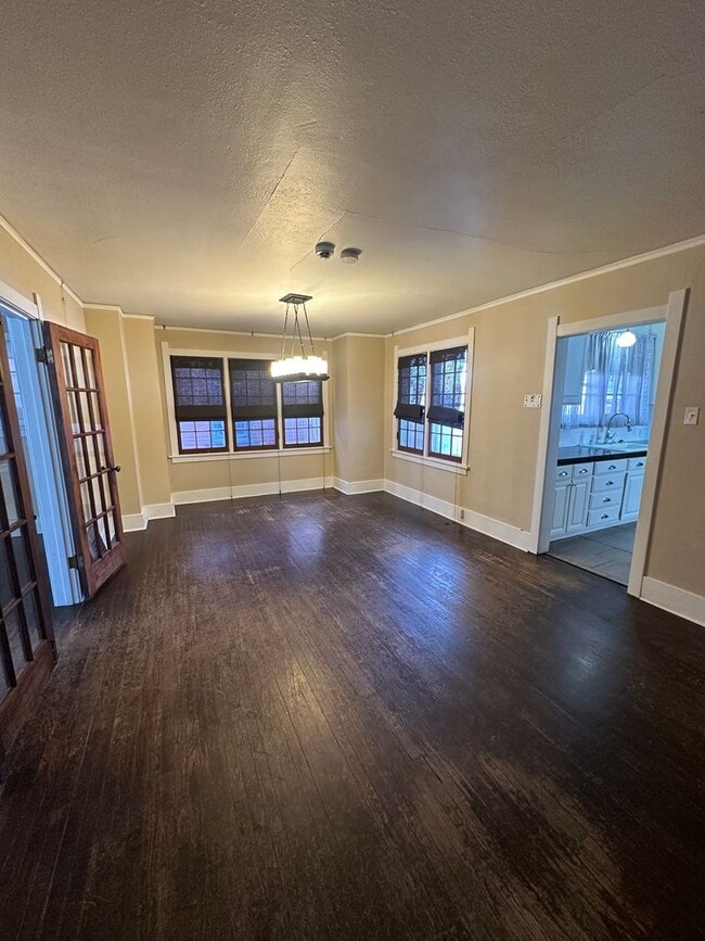 Building Photo - CHARMING 2 BEDROOM, 1 BONUS ROOM, 2 BATHRO...