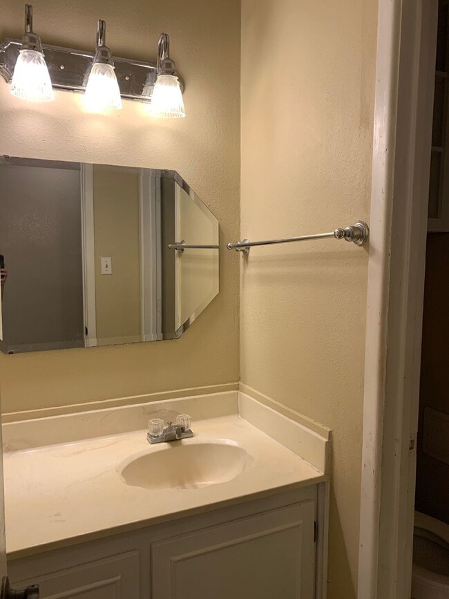 Building Photo - Cute duplex in NW Lubbock