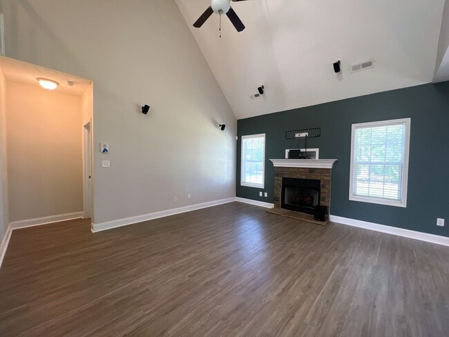 Building Photo - Country living in Grays Creek with proximi...