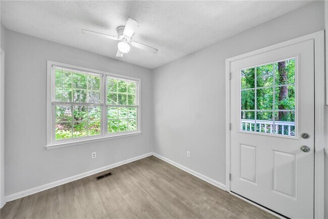Building Photo - 608 Wood Ridge Dr