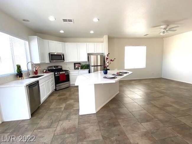 Building Photo - Available March 1, 2025. Gorgeous SW Las V...