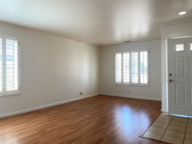 Building Photo - Move in special! Half off 1st month's rent...