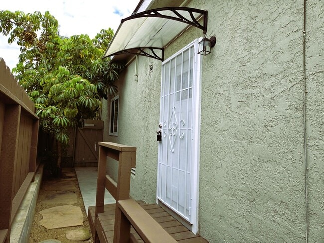 Building Photo - **$500 OFF 1ST MO RENT** 1BD/1BA with priv...