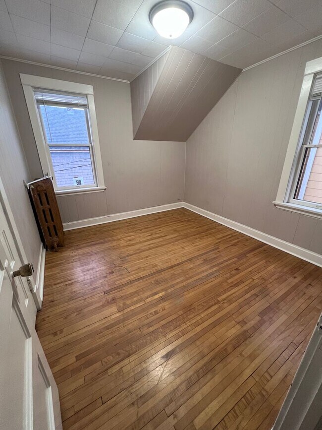 Building Photo - 625 N 16th Ave E