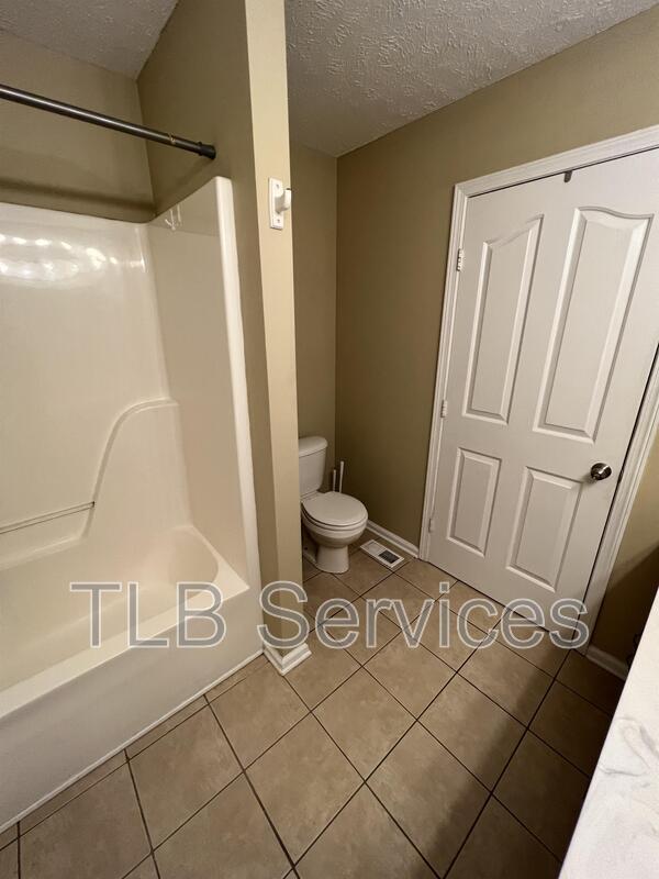 Building Photo - 211 Fall Creek Dr